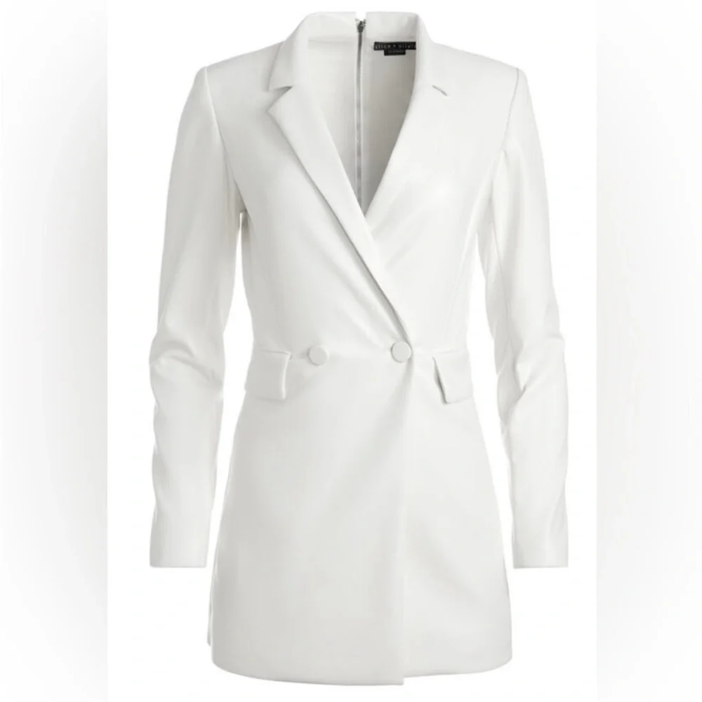 Alice + Olivia Kyrie Tuxedo Skort
Romper - Picture 3 of 16